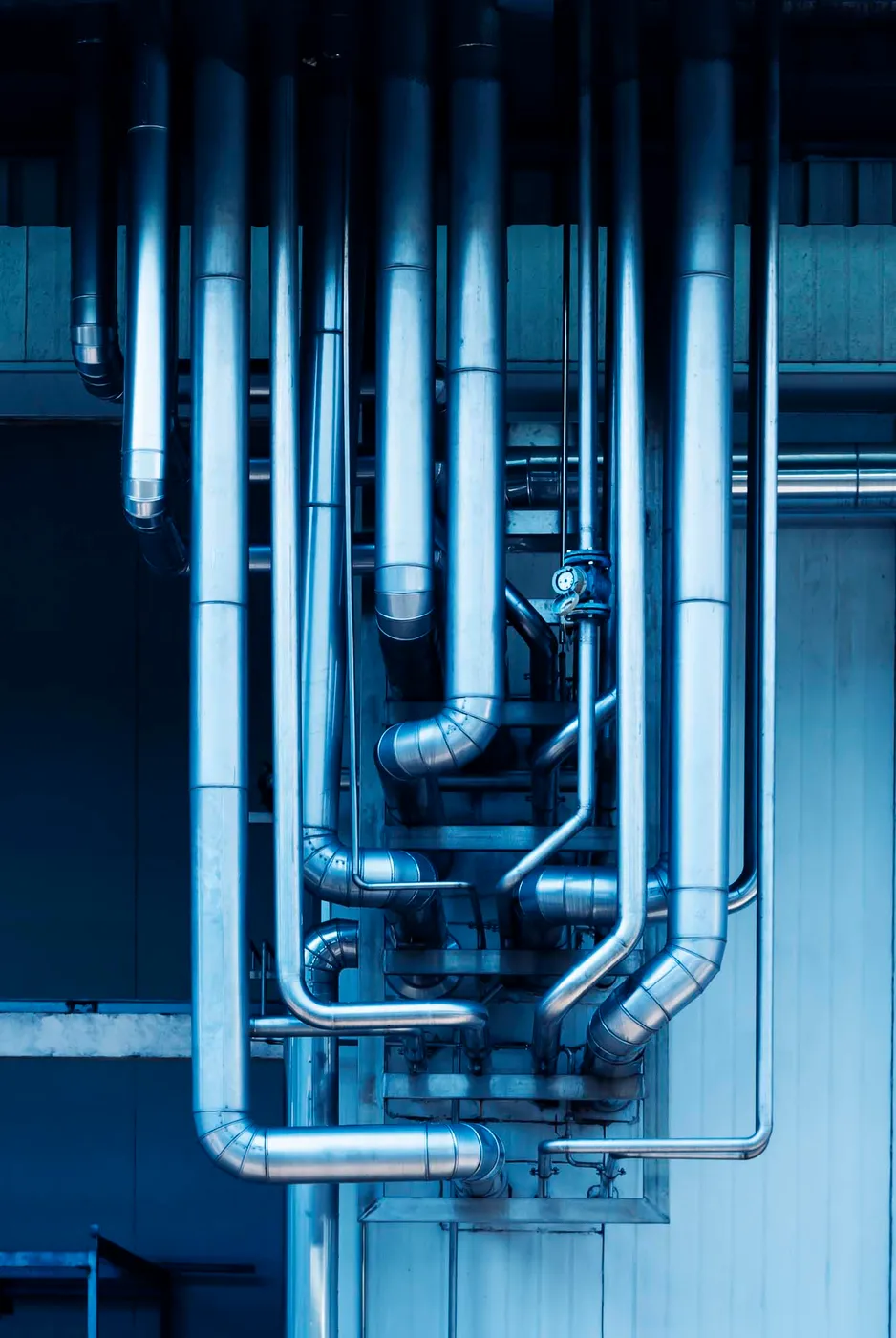 Industrieanlage mit Rohrleitungen und Stahlkonstruktion