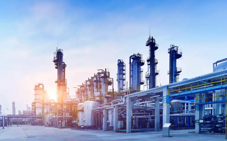 Industrieanlage bei Sonnenaufgang